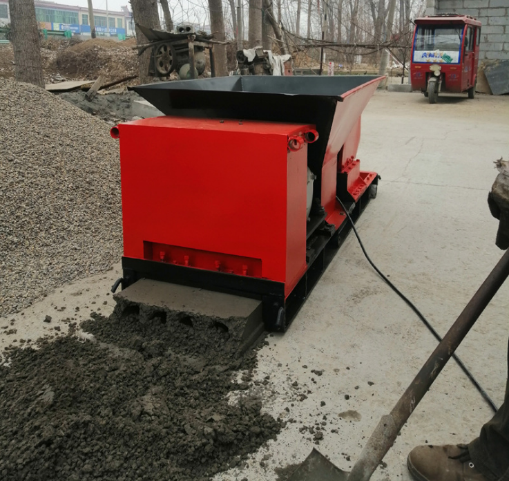 Machine à fabriquer des dalles alvéolées en béton préfabriqué
